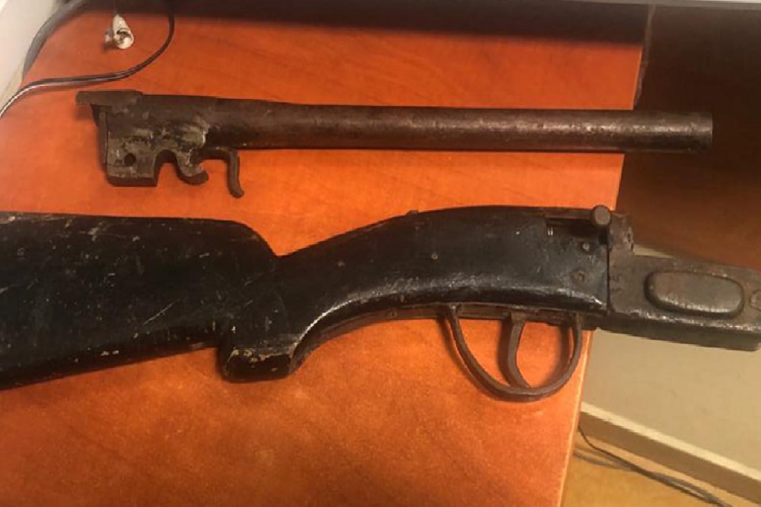 Antyczna rozebrana strzelba: lufa i kolba. Projekt renowacji?