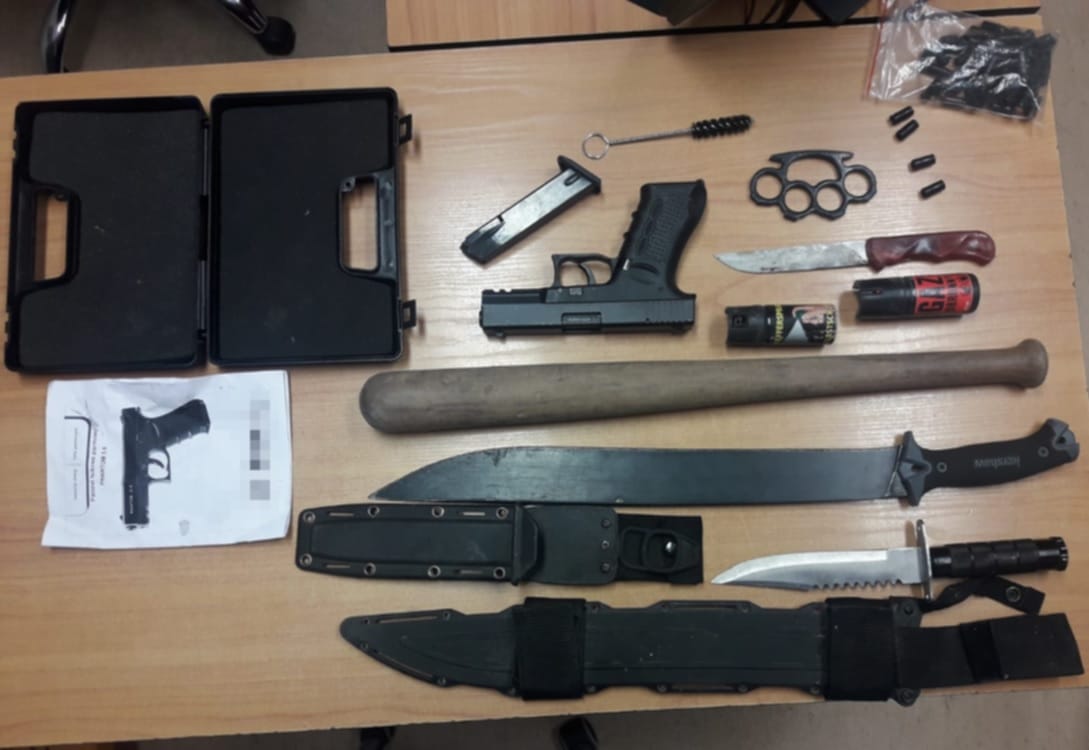 Zarekwirowana broń: pistolet, maczeta, noże, kij baseballowy, kastety i gaz pieprzowy.