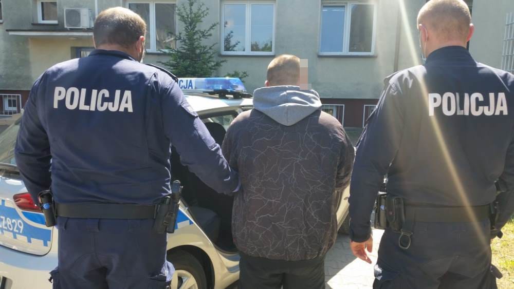 Dwóch polskich policjantów, POLICIA, aresztuje podejrzanego.