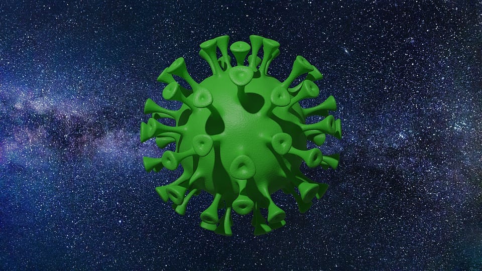Zielony model koronawirusa na tle rozgwieżdżonego nieba.