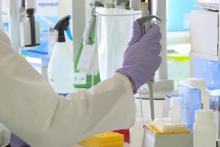 Naukowiec używający mikropipety w laboratorium