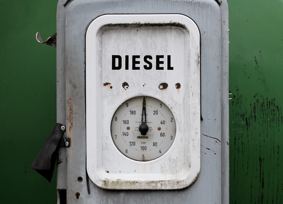 Zabytkowa pompa paliwa Diesla ze wskaźnikiem pokazującym „Diesel.