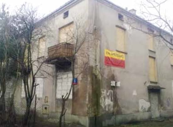 Derelict building on Praga Południe undergoing renovation, showing a "Na sprzedaż" sign. 2019 ZGN project.
