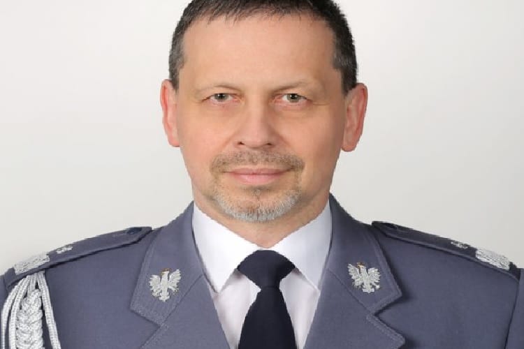 Portret polskiego inspektora policji w mundurze