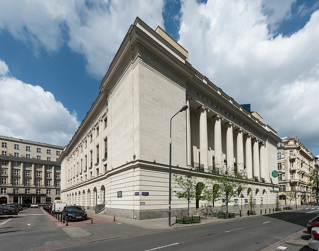 Filharmonia Narodowa w Warszawie, Polska. Architektura klasyczna, widok na ulicę miejską.
