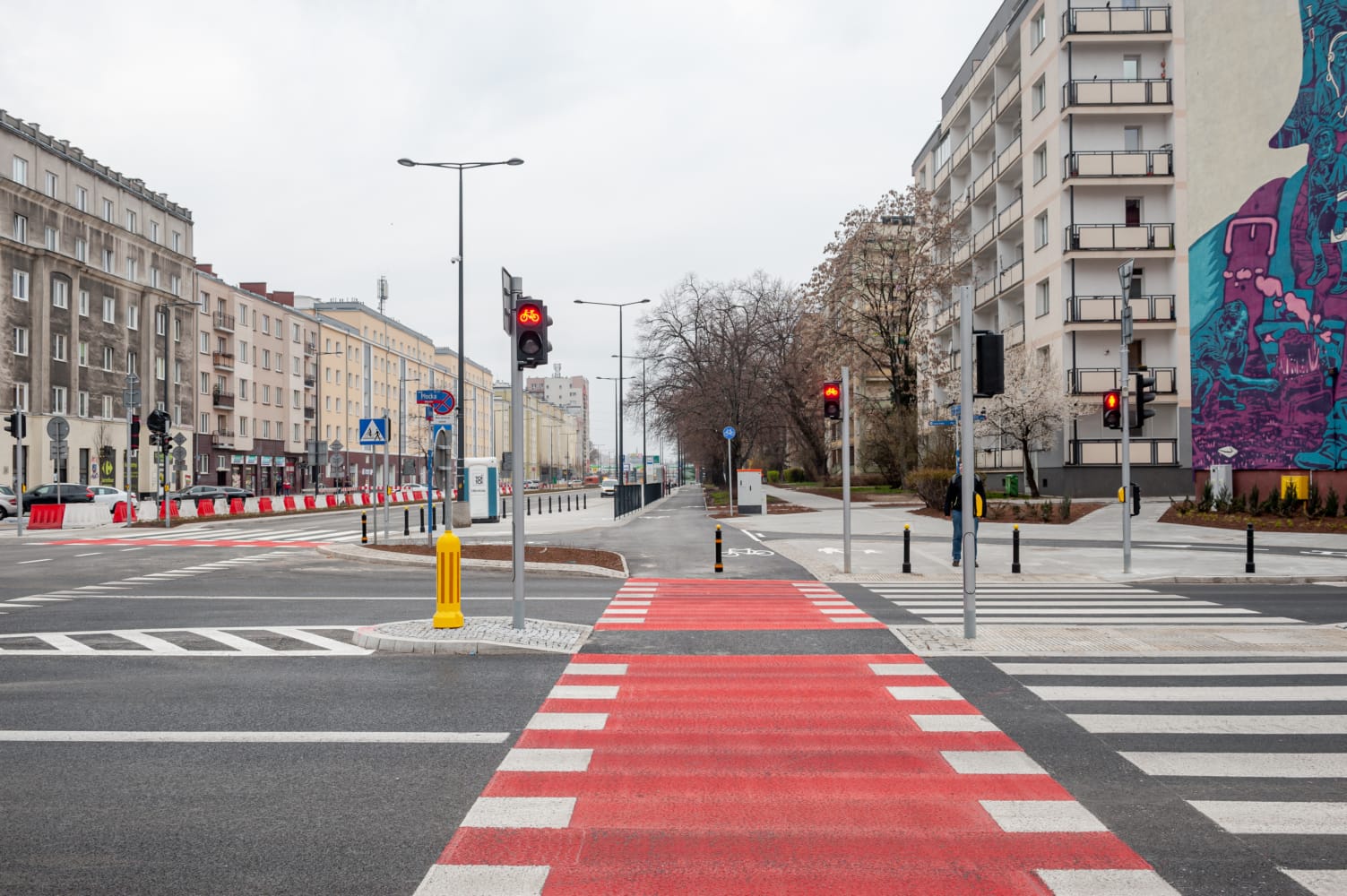 Nowo otwarta ulica Górczewska w Warszawie, pokazująca ścieżkę rowerową i przejście dla pieszych. Projekt ZDM.