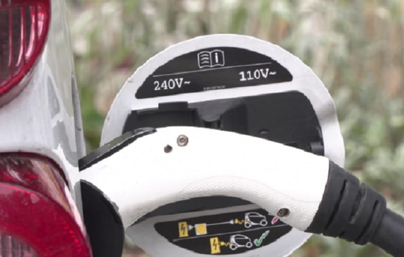 Wtyczka do ładowania pojazdów elektrycznych z oznaczeniami 240 V i 110 V