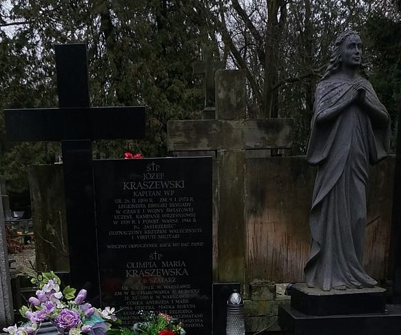 Grób biskupa Kraszewskiego, z figurą modlącej się kobiety. 16 lat od jego śmierci.