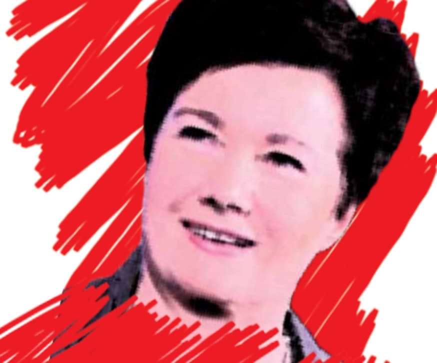 Portret uśmiechniętej kobiety z krótkimi, ciemnymi włosami.