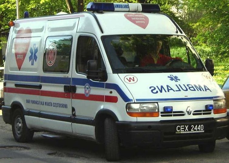 Ambulans Renault Master, tablica rejestracyjna CEX 2440, napis „Ambulans” po polsku, logo w kształcie serca.