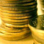 Stosy złotych monet symbolizujące budżet.