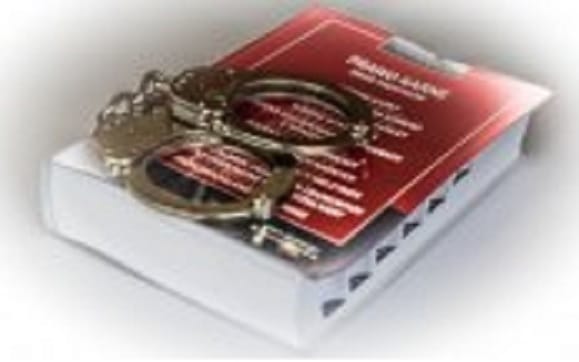 Miniaturowe kajdanki w czerwonym pudełku, idealne na prezent lub dla kolekcjonerów.