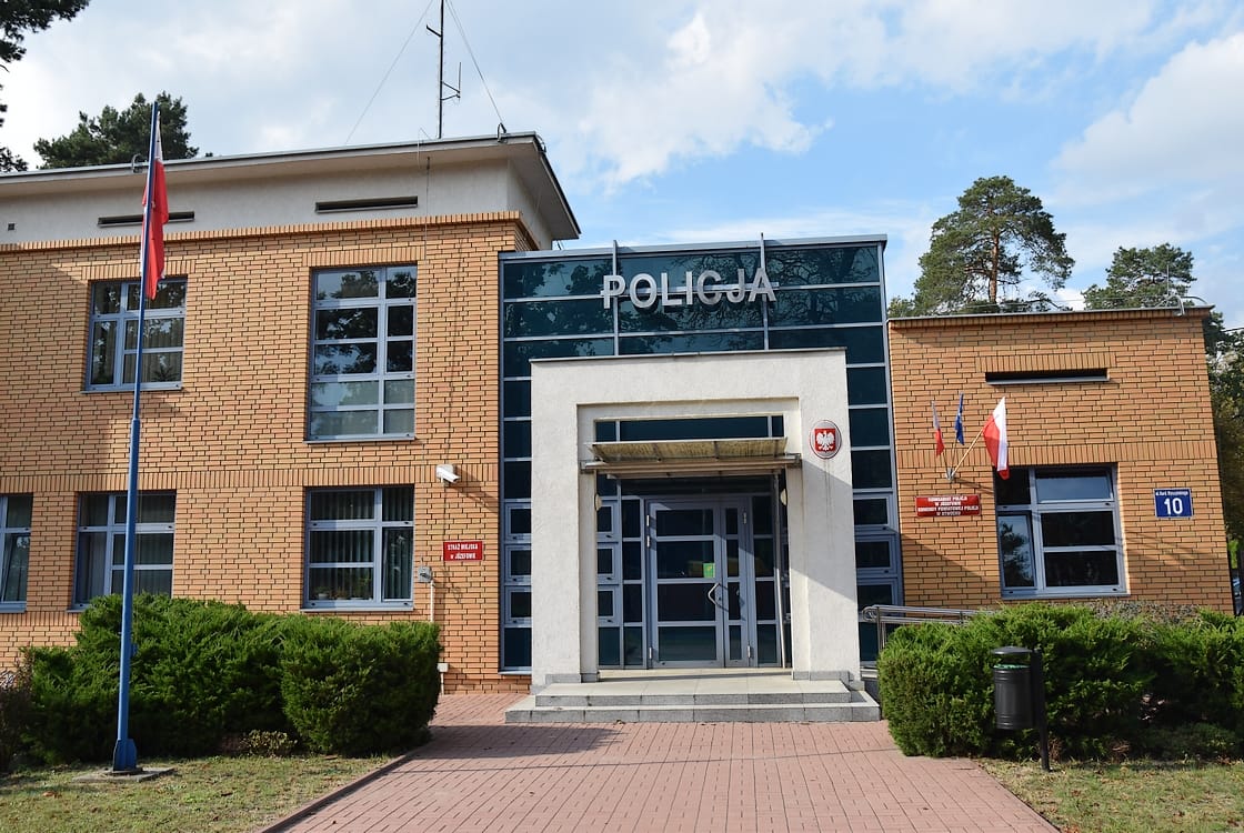 Budynek Komisariatu Policji w Polsce z napisem "POLICJA"