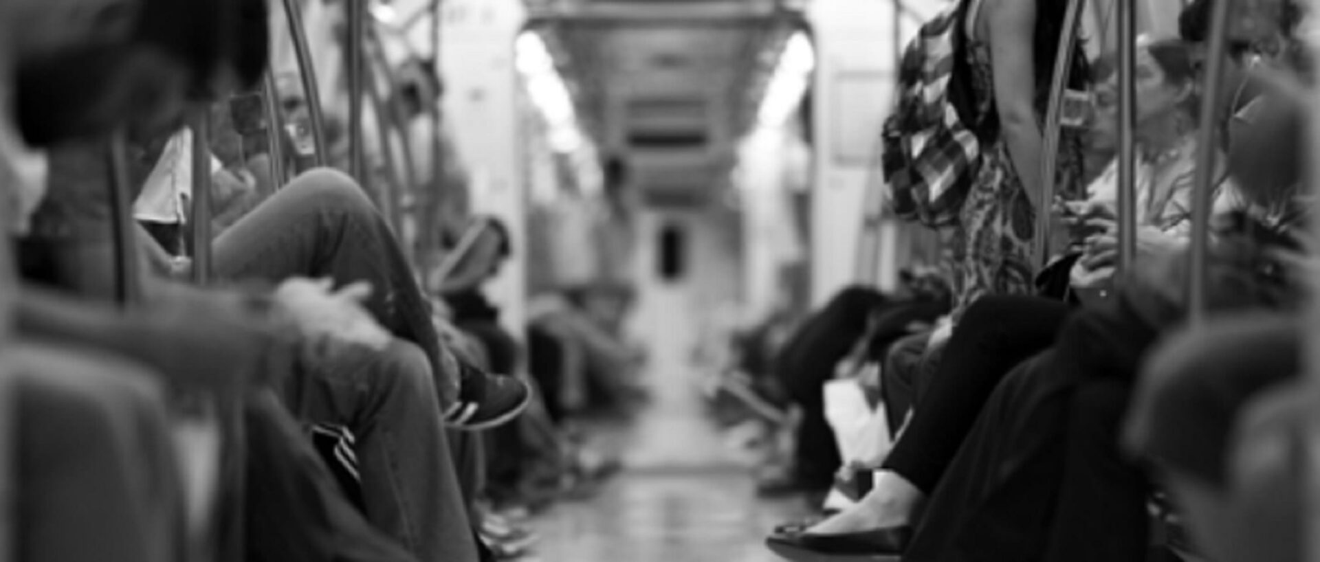 Pasażerowie w zatłoczonym pojeździe komunikacji miejskiej. Ryzyko transmisji koronawirusa.