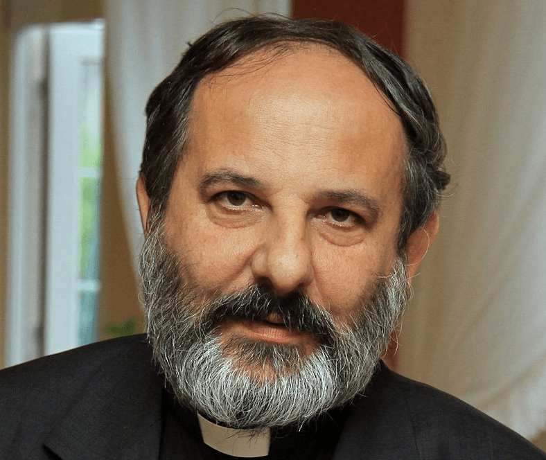 Portret mężczyzny z siwą brodą, noszącego koloratkę.