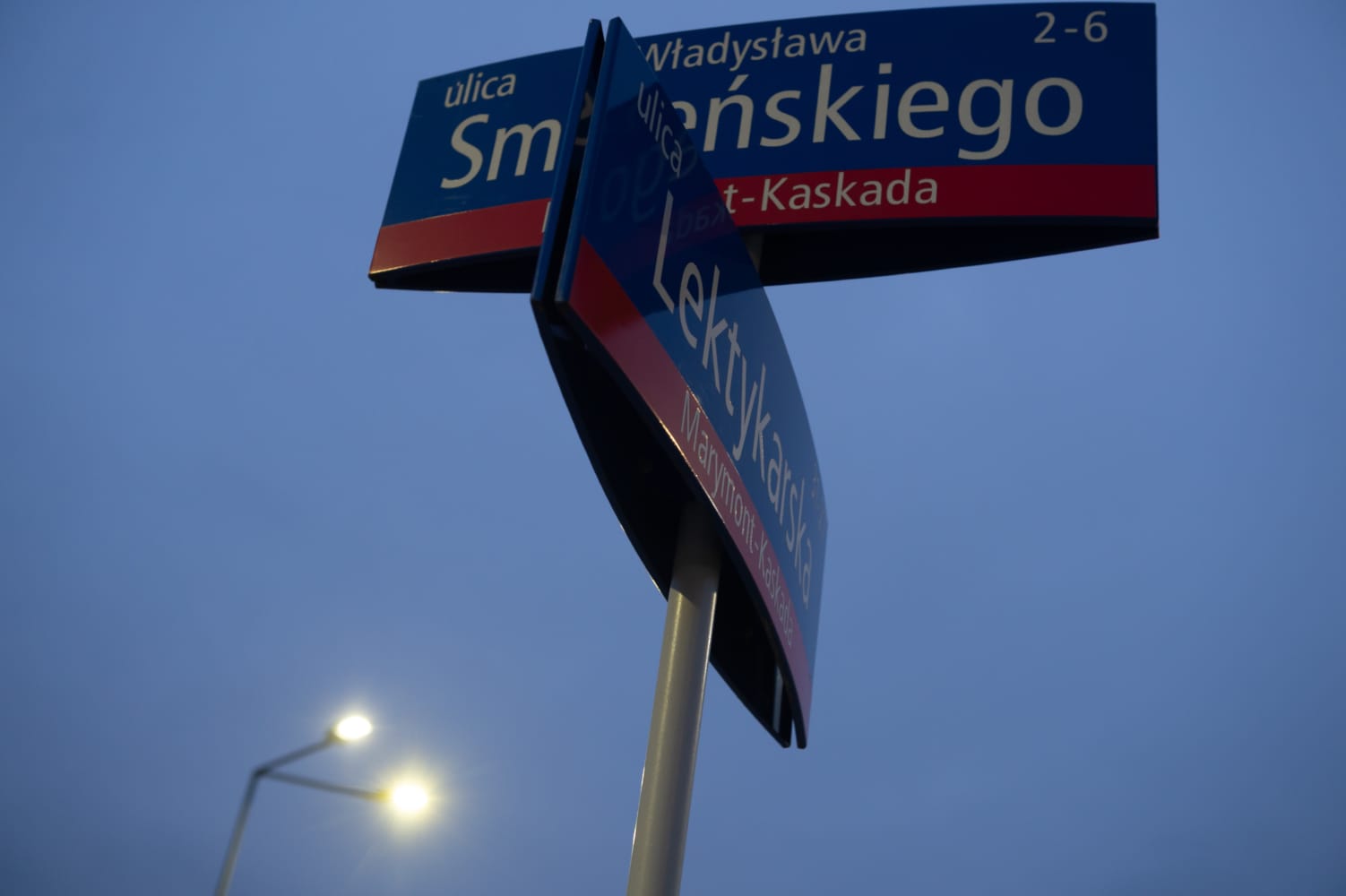 Znaki drogowe w Warszawie: ulice Władysława Smiańskiego i Lektykarska.