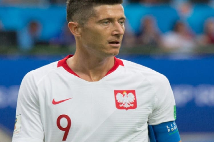 Robert Lewandowski, polski piłkarz, w koszulce swojej drużyny z numerem 9
