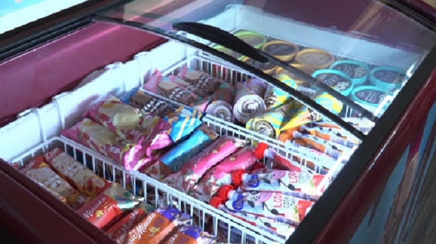 Mrożone przysmaki i lody w zamrażarce.