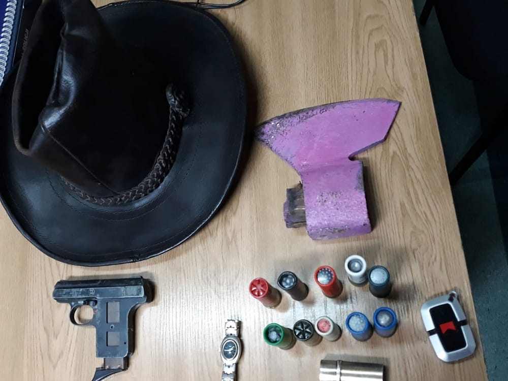 Zarekwirowane dowody: pistolet, amunicja, siekiera, kapelusz i zegarek. Możliwe, że są związane z kradzieżą.