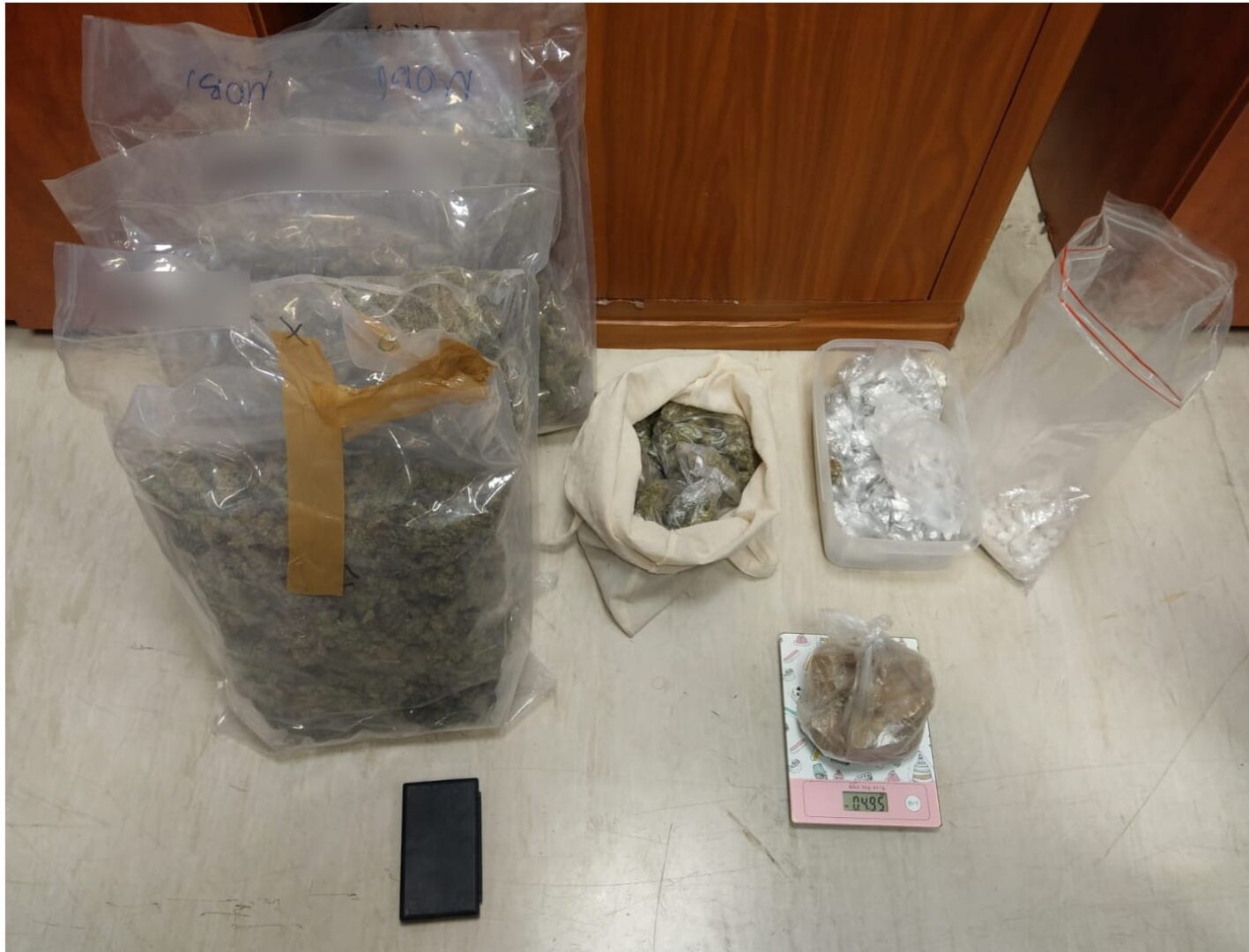 Zarekwirowane narkotyki: marihuana, kokaina i inne narkotyki w określonej ilości.