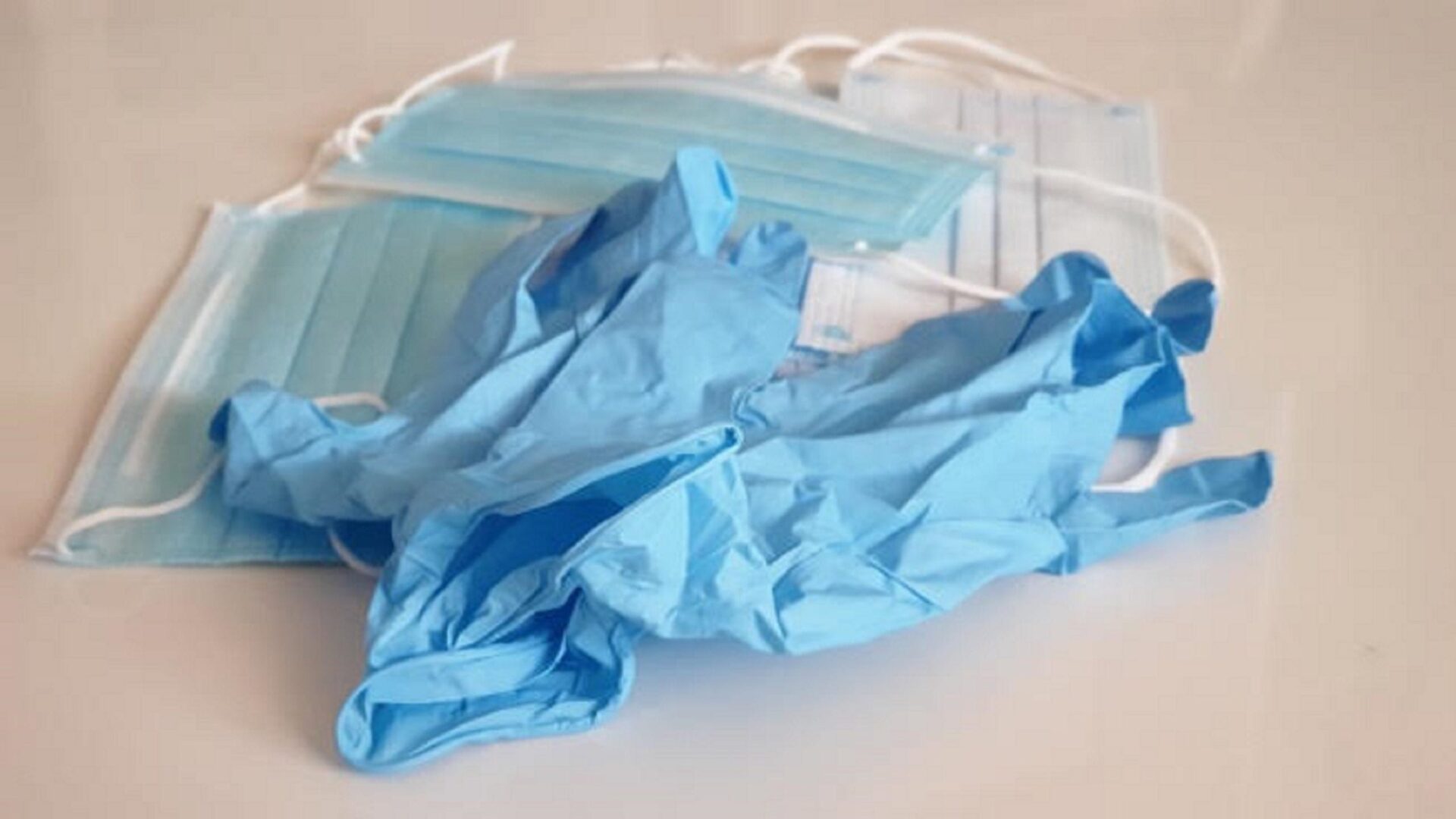 Używane jednorazowe maseczki i rękawiczki