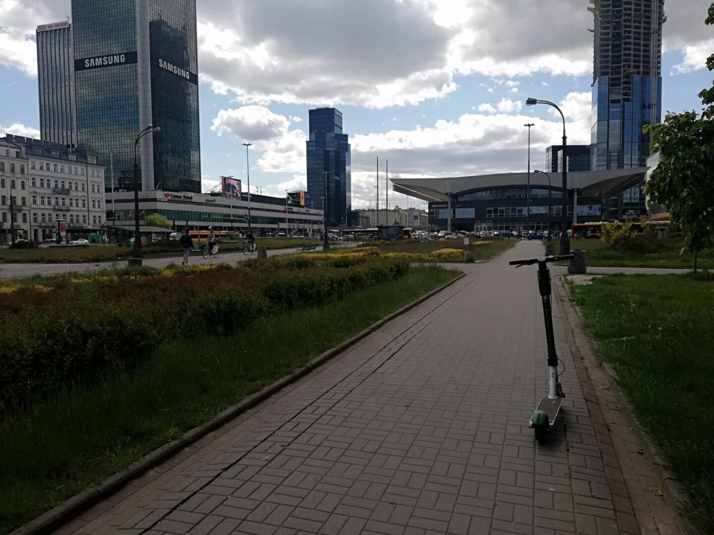 Dworzec Centralny w Warszawie, nowoczesna panorama miasta z elektryczną hulajnogą