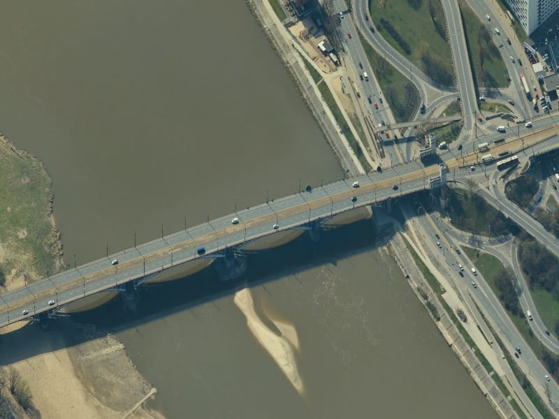 Widok z lotu ptaka na Most Poniatowskiego w Warszawie, pokazujący ruch uliczny i okoliczne drogi. Zostaną zainstalowane fotoradary.
