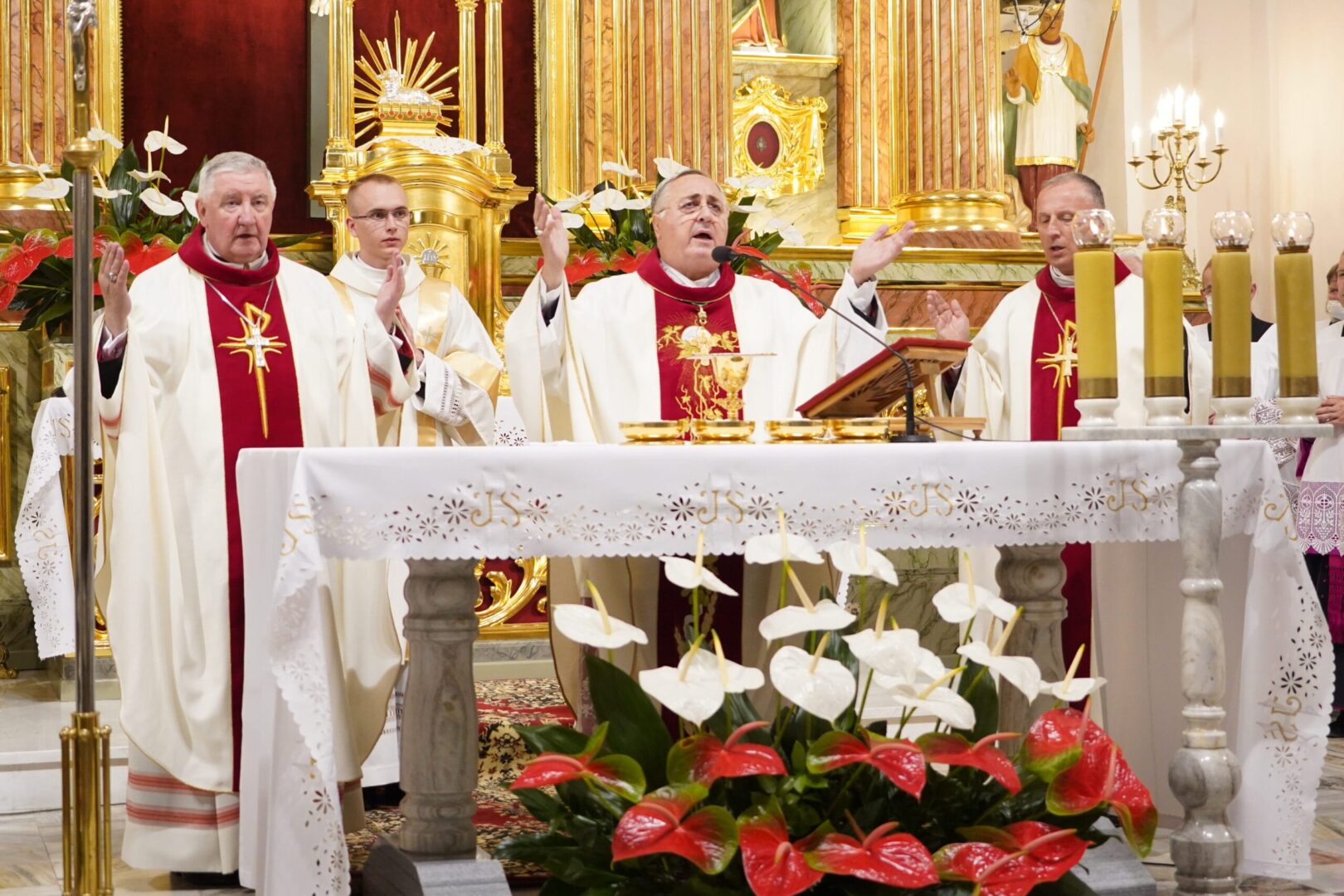 Msza katolicka: Biskupi i księża celebrują Eucharystię przy ołtarzu.