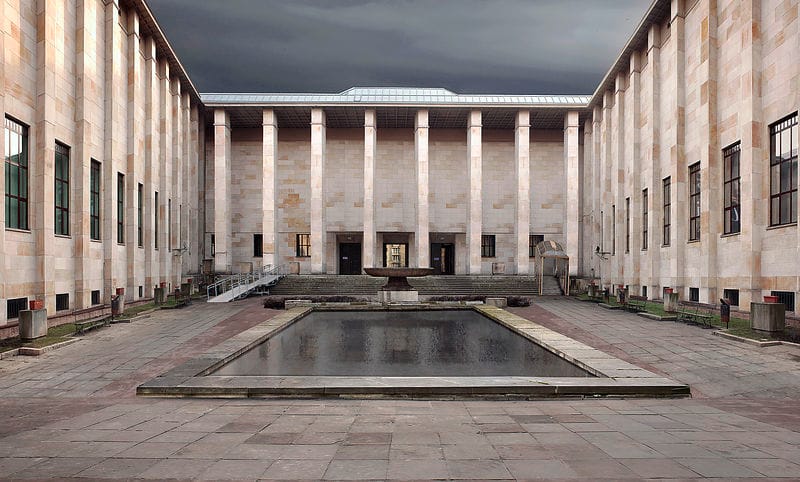 Dziedziniec w stylu klasycznym z basenem odbijającym światło, Neue Nationalgalerie, Berlin