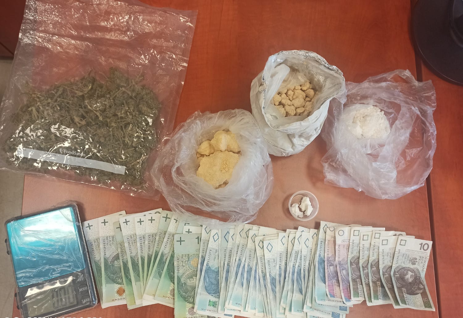 Rozprawa narkotykowa: skonfiskowano marihuanę, kokainę, gotówkę i wagę.