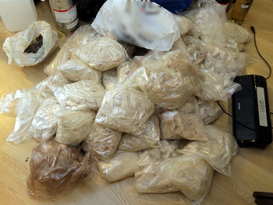 Liczne torby ze skonfiskowanymi narkotykami przechwycone podczas policyjnej obławy narkotykowej.