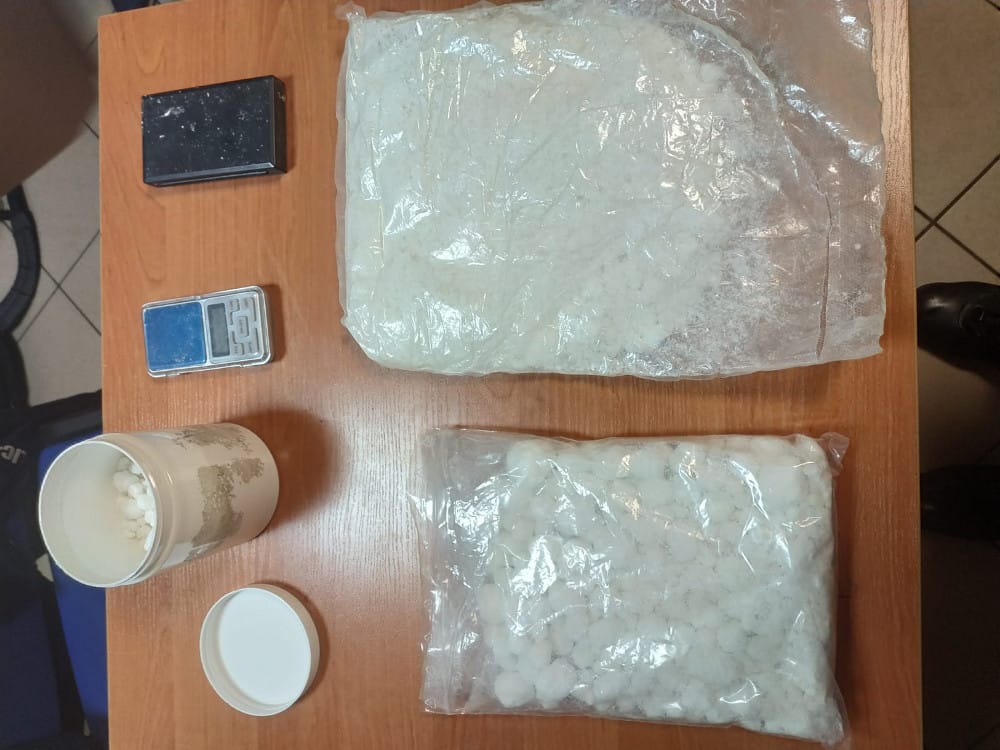 Zarekwirowano kokainę, wagi i pojemniki. Dowody w sprawie narkotykowej.