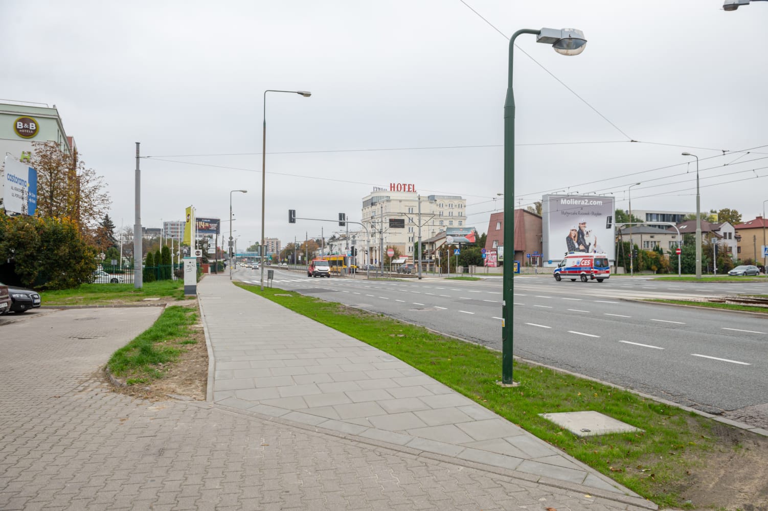 Scena uliczna miasta z hotelem i deptakiem