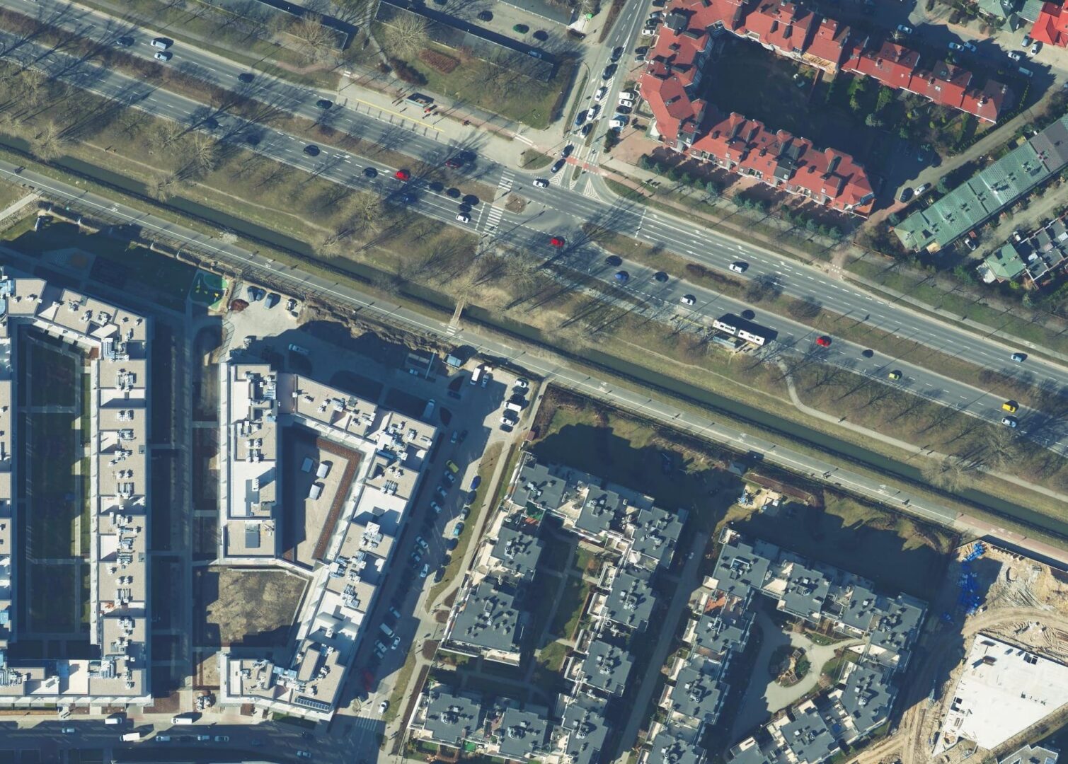 Widok z lotu ptaka na ulice, budynki i kanał miasta.