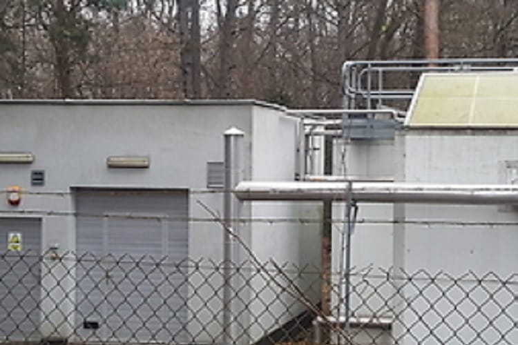 Zakład uzdatniania wody przemysłowej z rurami i panelami słonecznymi