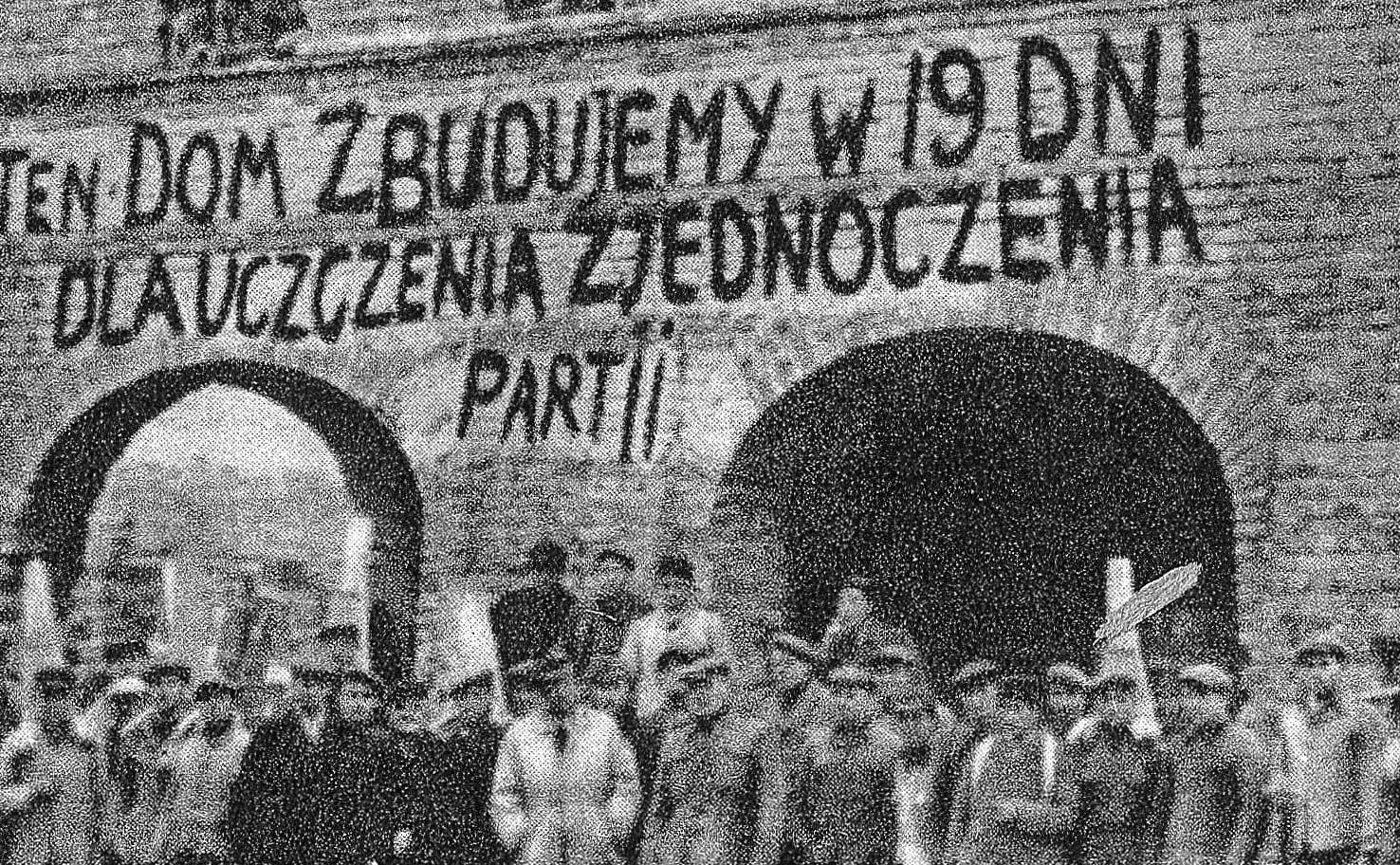 1919 Polish Independence: Crowd gathers at building with "Ten dom zbudujemy w 19 dni dla uczczenia zjednoczenia partii" banner.