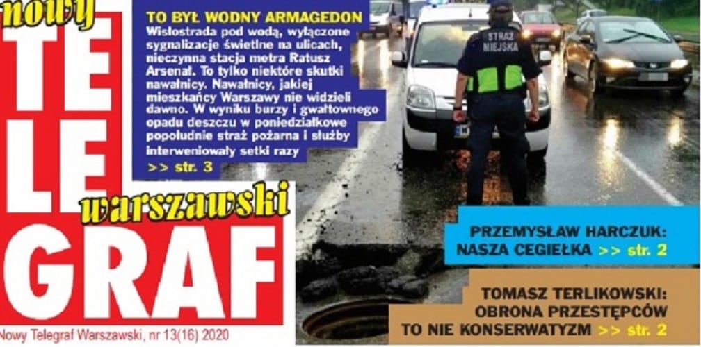 Nagłówek w warszawskiej gazecie: „Wodny Armagedon”, przedstawiający zalane ulice i uszkodzoną pokrywę studzienki.