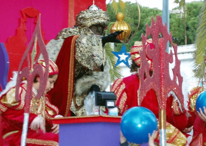 Parada z okazji Święta Trzech Króli: Melchior, Kasper i Baltazar ukazani w otoczeniu dzieci w odświętnych strojach.