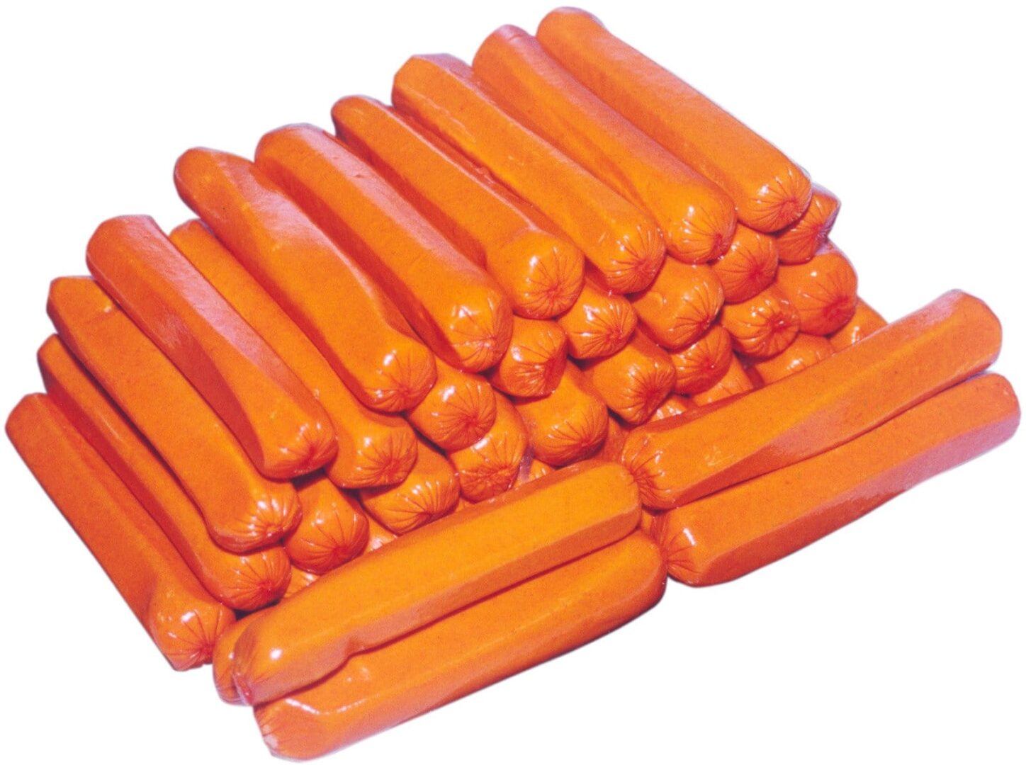 Stos pomarańczowych parówek, gotowych do grillowania lub gotowania.