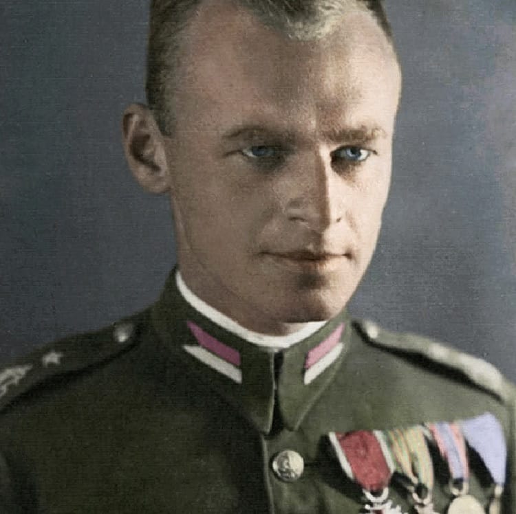 Portret młodego oficera w mundurze wojskowym, z odznaczeniami.