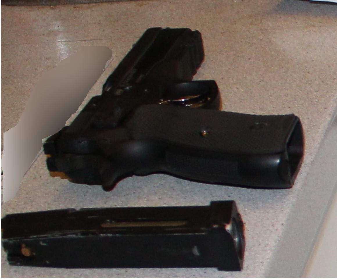 Pistolet CZ 75 z magazynkiem