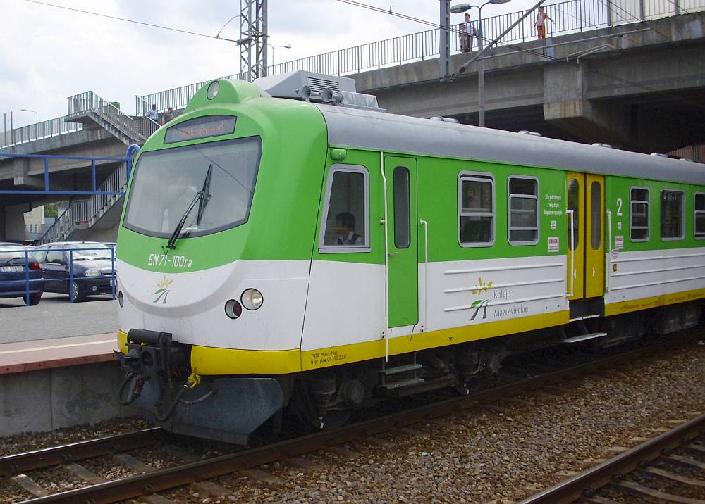 Zielono-biały pociąg EN71-100ra na peronie stacji