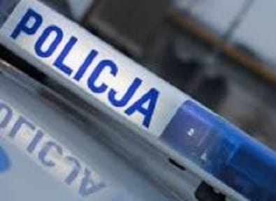 Zbliżenie na pasek świetlny polskiego radiowozu, na którym wyraźnie widoczny jest napis „POLICJA”.