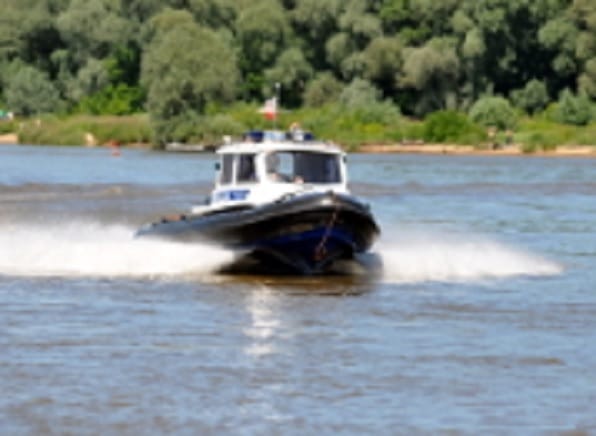 Łódź patrolowa policji pędzi po rzece