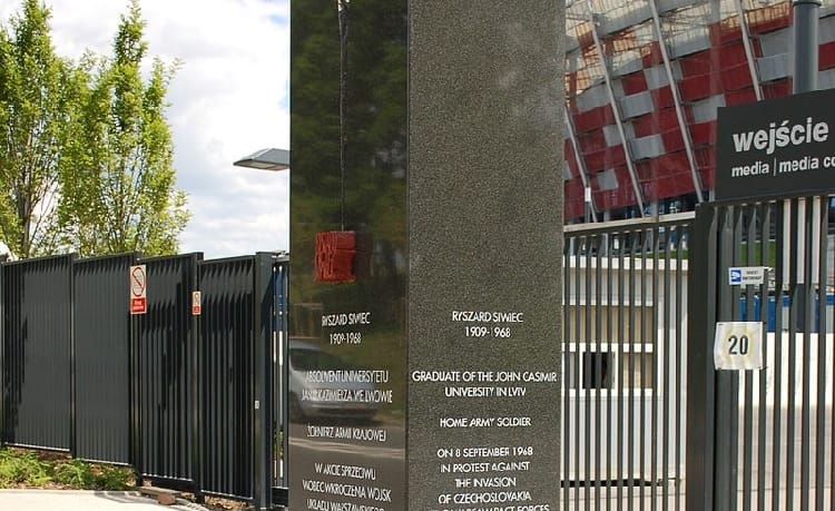 Pomnik Ryszarda Siwca na Stadionie Narodowym w Warszawie, upamiętniający jego samospalenie w 1968 r. w proteście przeciwko inwazji na Czechosłowację.