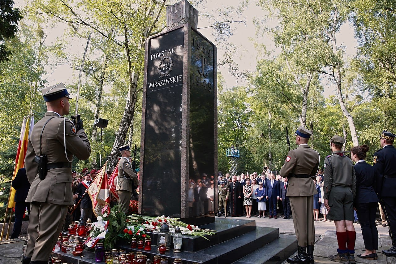 Uroczystość odsłonięcia pomnika Powstania Warszawskiego. Polscy żołnierze w mundurach oddają hołd.