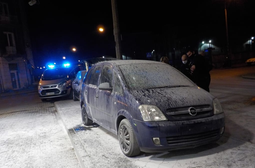 Policja prowadzi nocą dochodzenie w sprawie pokrytego śniegiem Opla Corsy.