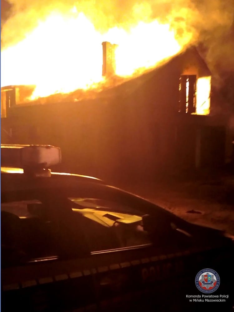 Ognisty pożar domu w nocy, obecny radiowóz. Straż pożarna Minisk Mazowiecki.