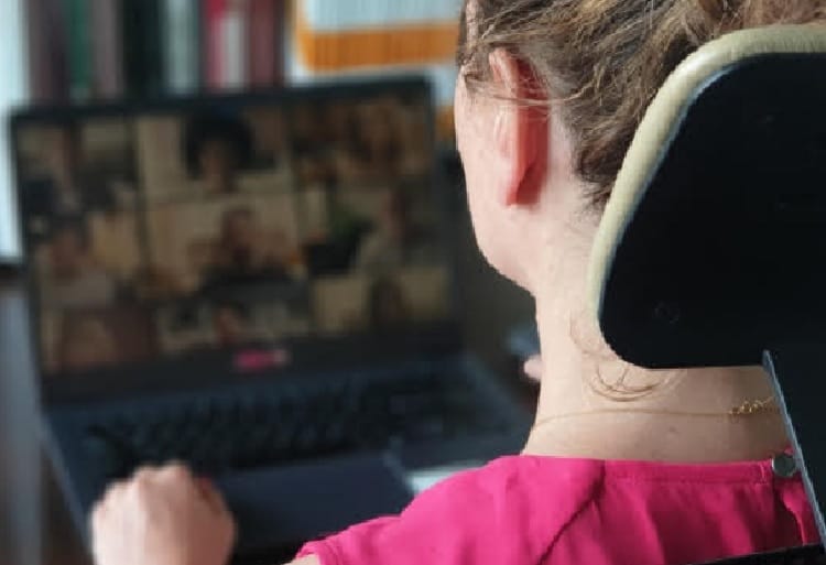 Kobieta uczestniczy w wideokonferencji korzystając ze swojego laptopa.