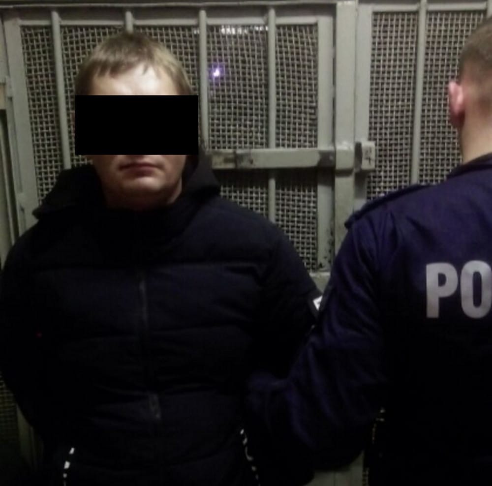 Zatrzymany mężczyzna w kajdankach z policjantem